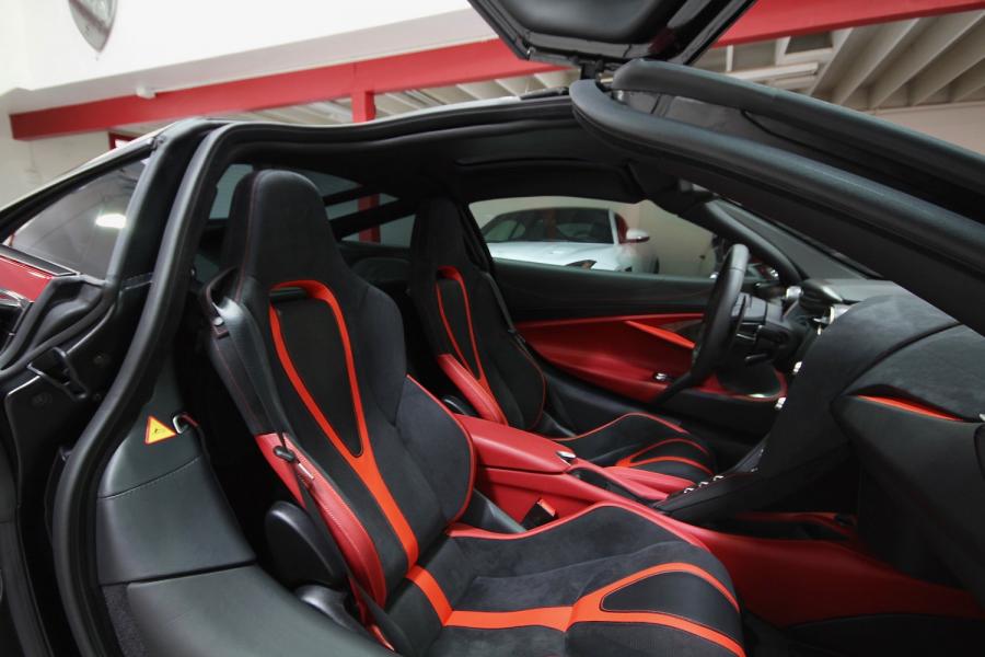 Интерьер McLaren 720S Performance 2018 года  (фото 46 из 60)